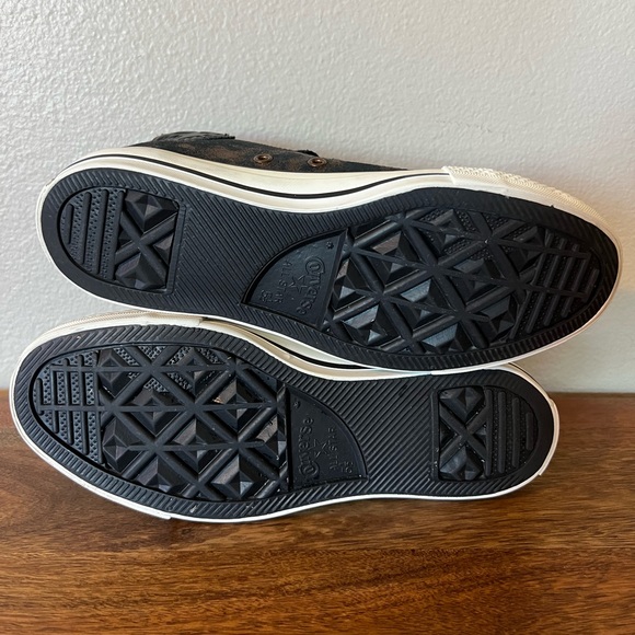 Rare black and metallic gold converse high top. - Picture 9 of 12